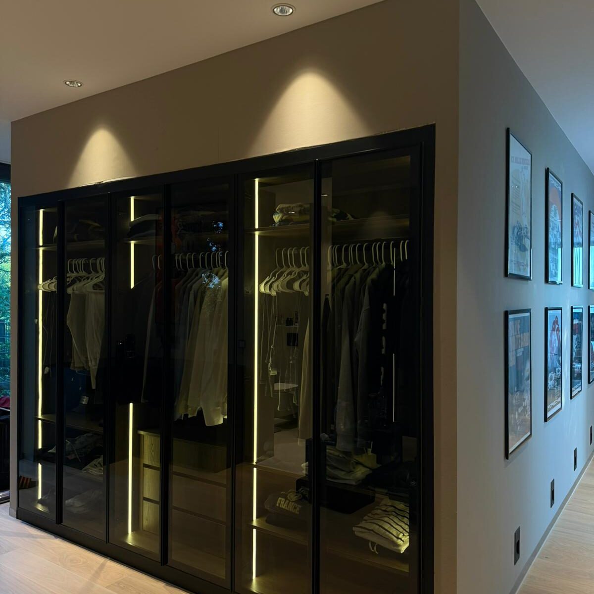 Beleuchteter Kleiderschrank mit Glasfronten