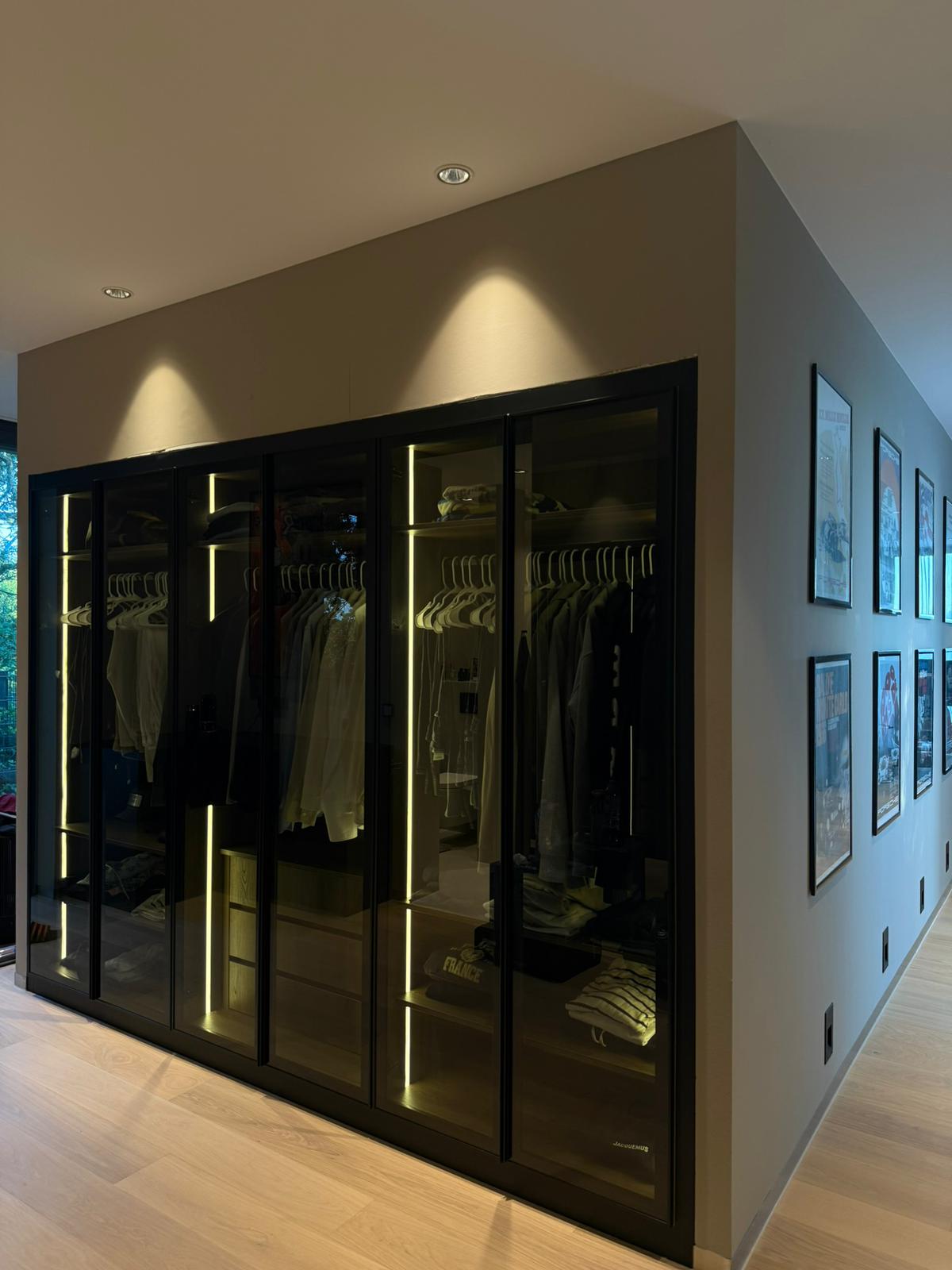 Beleuchteter Kleiderschrank mit Glasfronten